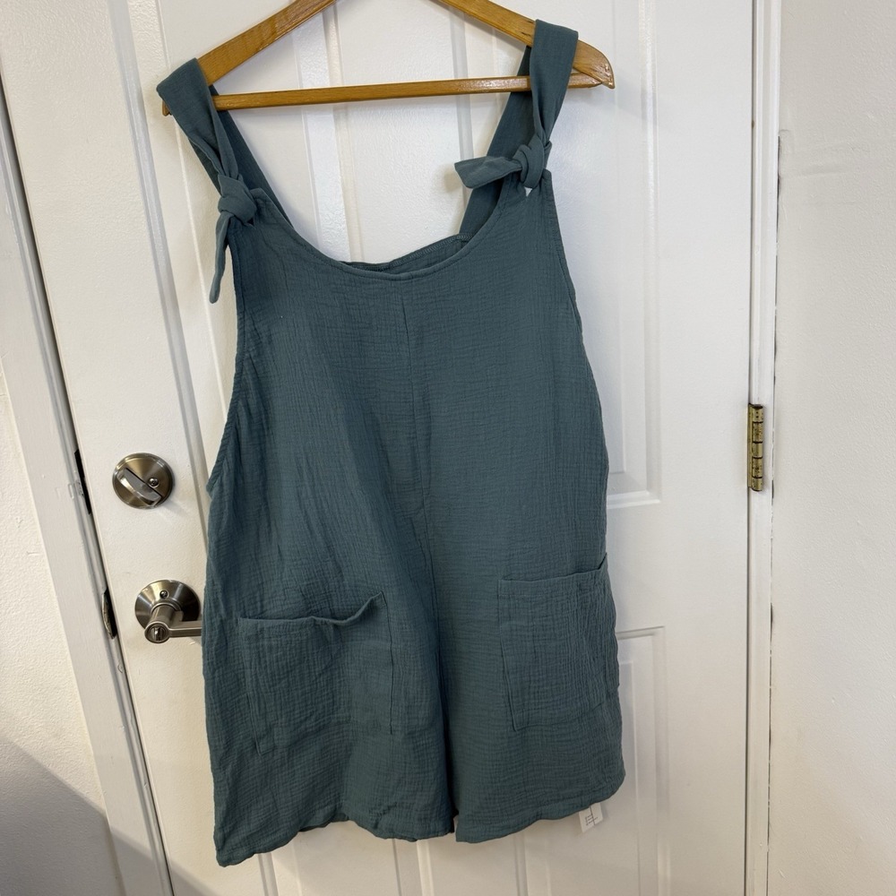 NWT Women's Cupshe Powder Green Romper Size‎ Medium Front Pockets